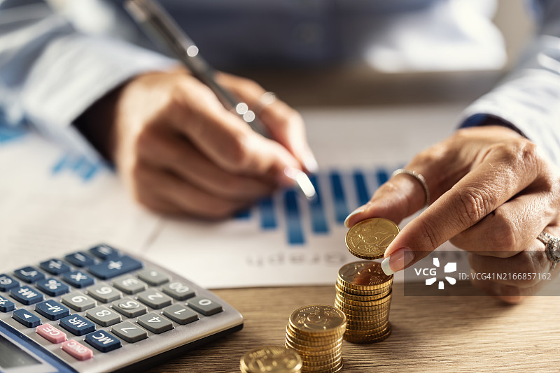 女人手放硬币，堆叠成长的业务图片素材