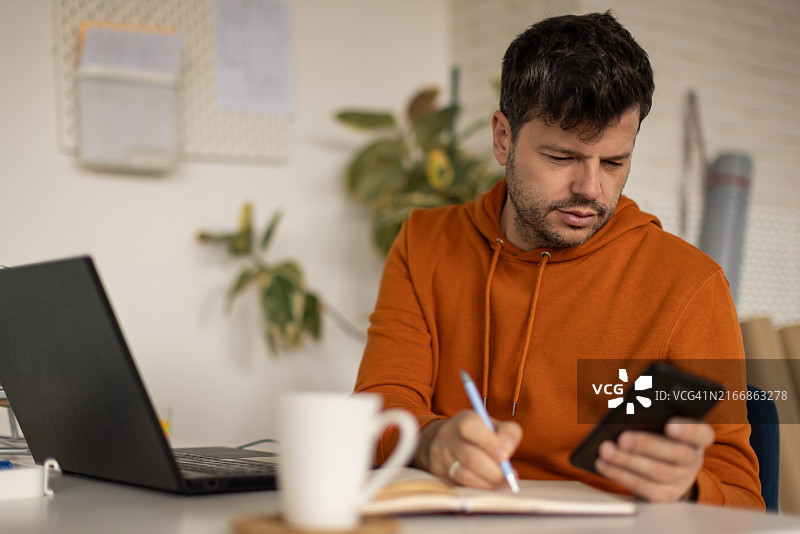 在家用笔记本电脑工作的男人图片素材