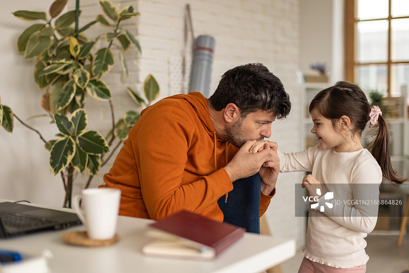 父亲亲吻女儿的手图片素材