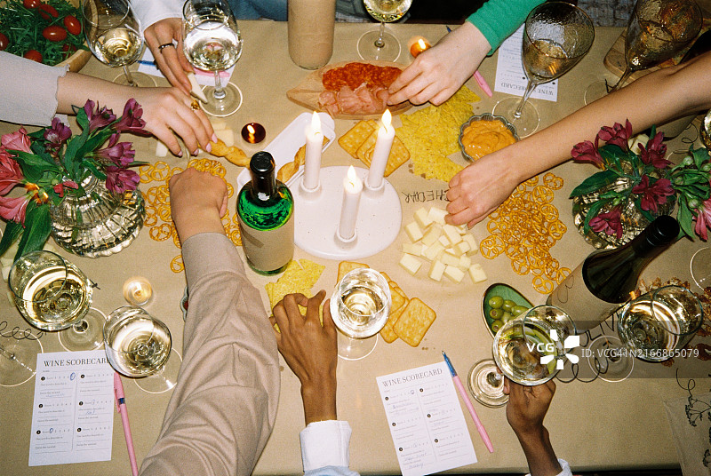 布置优雅的客厅，用于品酒图片素材