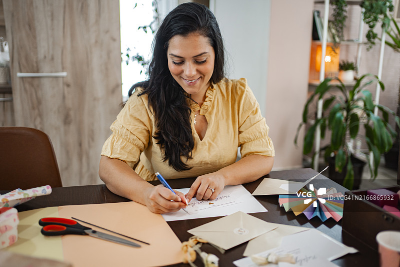 女人在桌旁制作贺卡图片素材