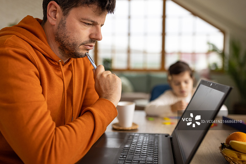 在家工作后疲惫的男人图片素材