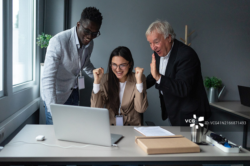 商务同事在办公室庆祝成功图片素材