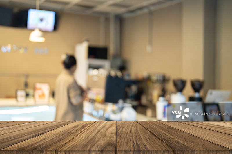 餐厅内部模糊背景上的木质桌面图片素材