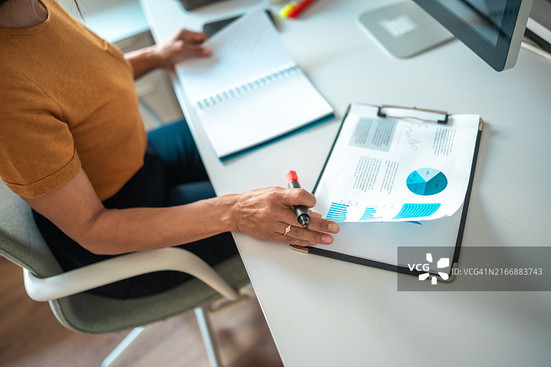 从事项目分析的西班牙裔女性图片素材