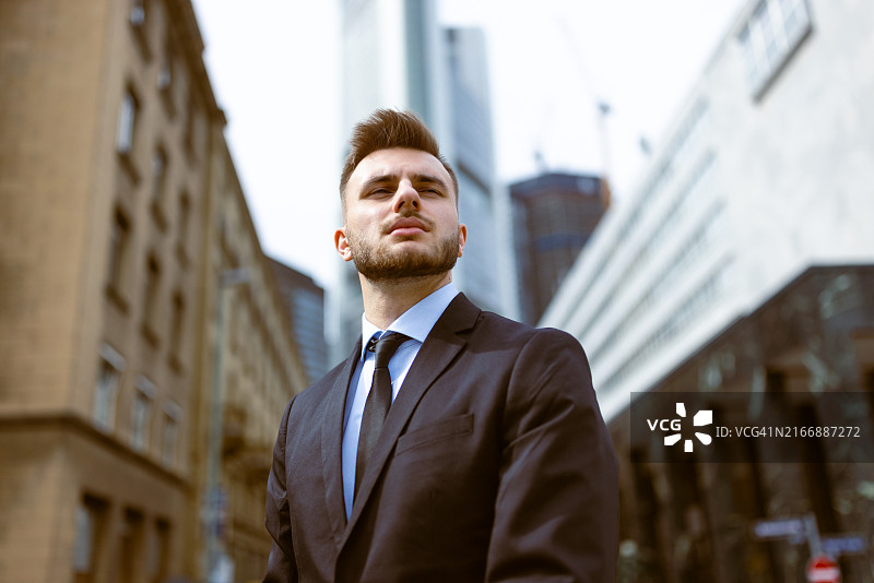 自信年轻商人在都市清晨场景图片素材