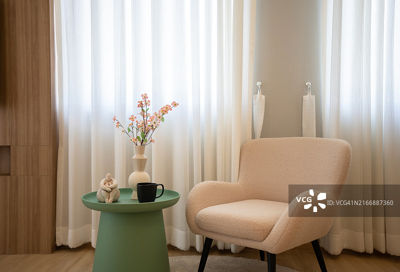 舒适的阅读角：扶手椅和小桌子图片素材