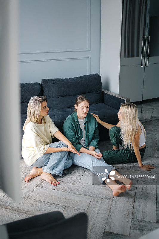 朋友情绪低落图片素材