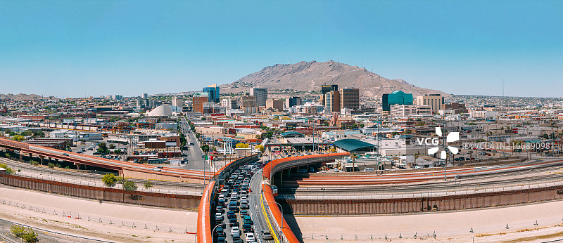 埃尔帕索，德克萨斯州的天际线和富兰克林山脉从美国/墨西哥边境墙过境点-从墨西哥拍摄的照片图片素材