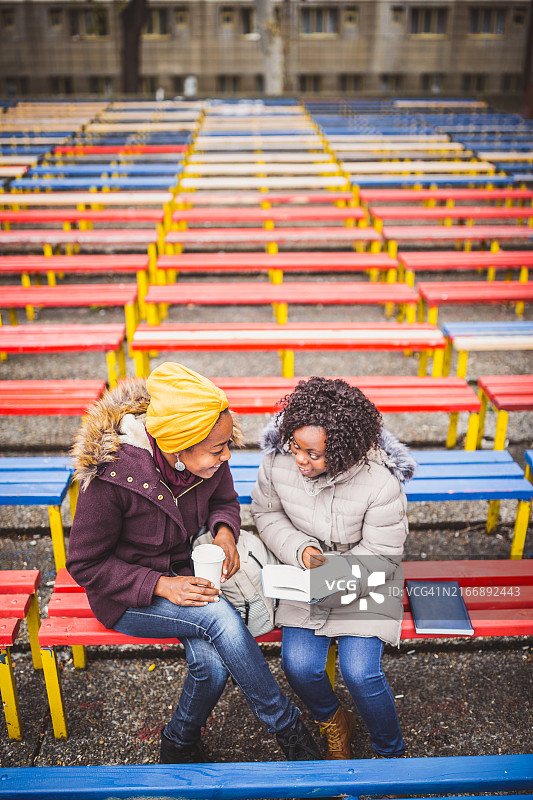 户外彩色长椅学习场景图片素材