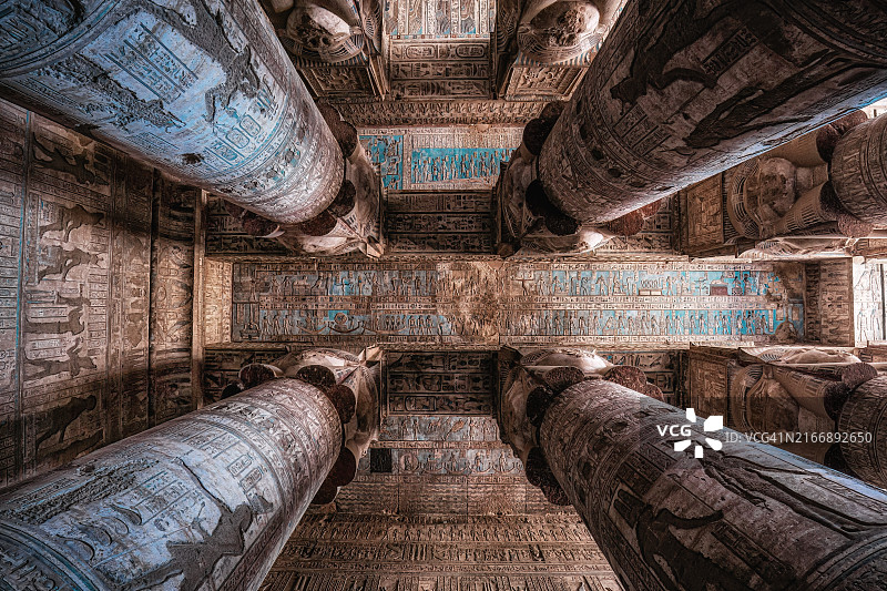 埃及奎纳丹德拉神庙柱廊天花板上的埃及神祇和象形文字图片素材