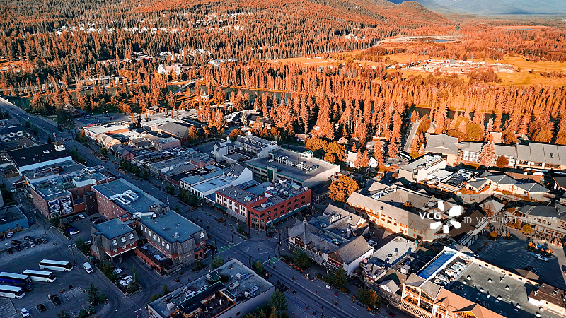 美丽的夏日班夫镇鸟瞰图，加拿大艾伯塔省图片素材