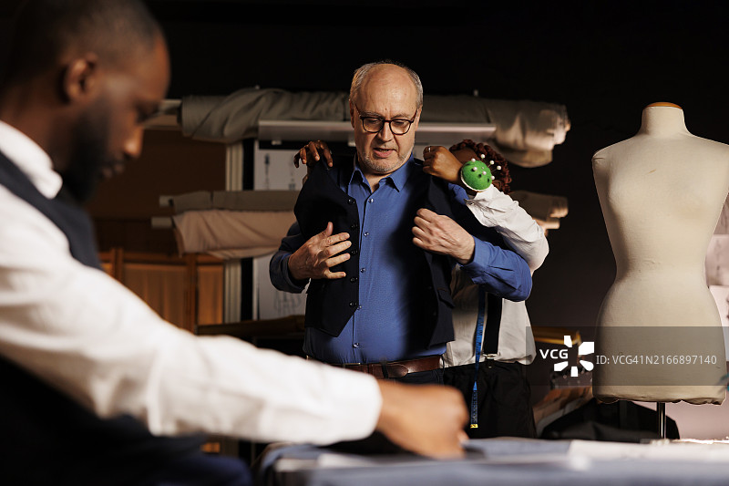 顾客试穿定制西装图片素材