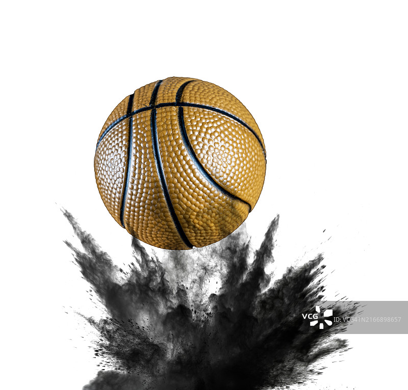篮球碰撞并从地面弹起，在白色背景上引起灰尘爆炸图片素材