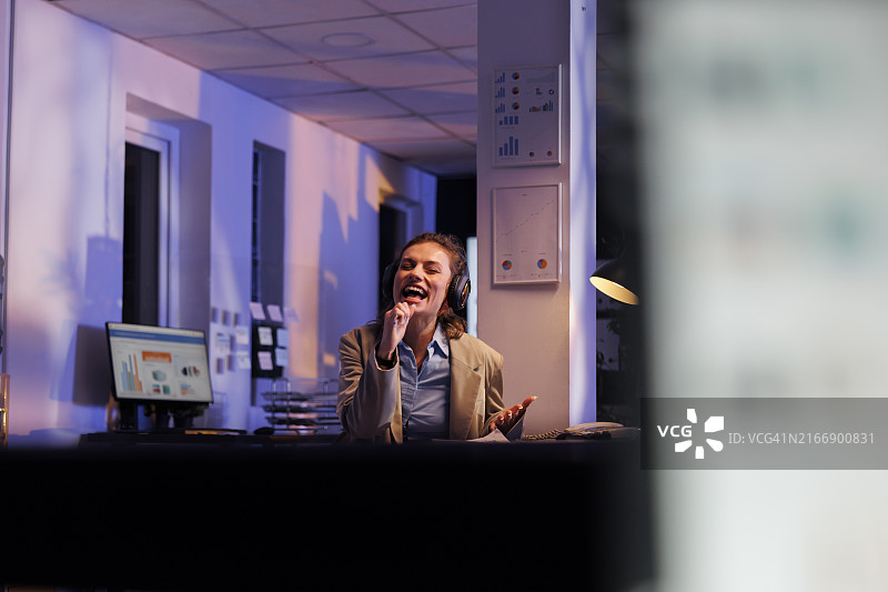 戴耳机听音乐的经理人图片素材