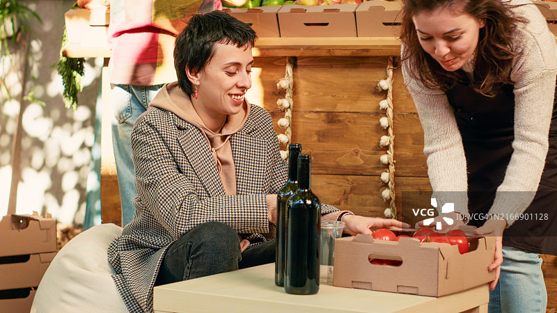 年轻女性在街头节日上喝自制天然葡萄酒图片素材