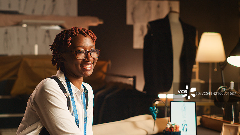 非裔美国人裁缝使用布料图片素材