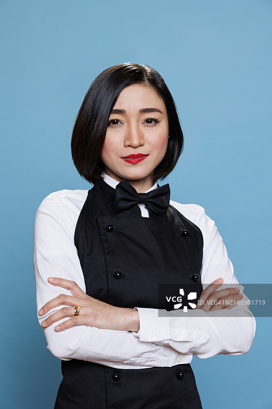 前台接待员交叉双臂摆姿势图片素材