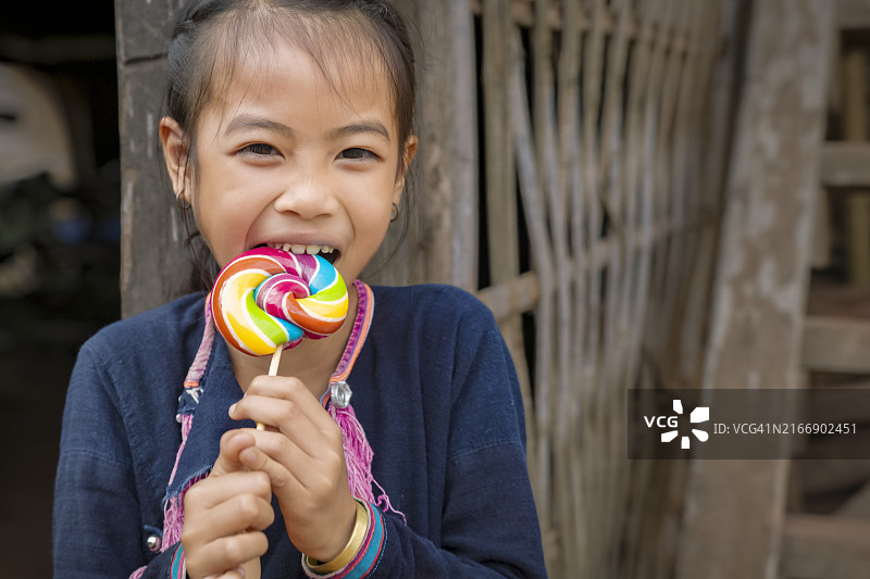 老挝北部村庄里的老挝小女孩图片素材