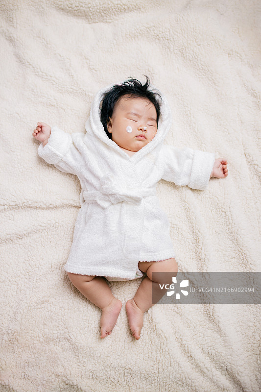 穿着浴袍熟睡的婴儿图片素材