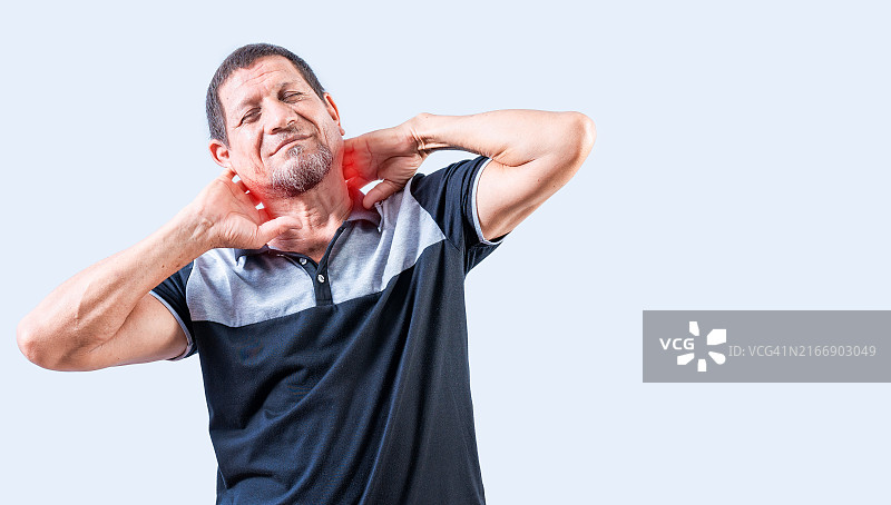 颈部疼痛和压力概念，颈部疼痛老年人，颈部紧张男人图片素材