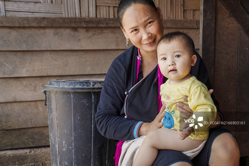 老挝北部村庄里抱着婴儿的老挝妈妈图片素材