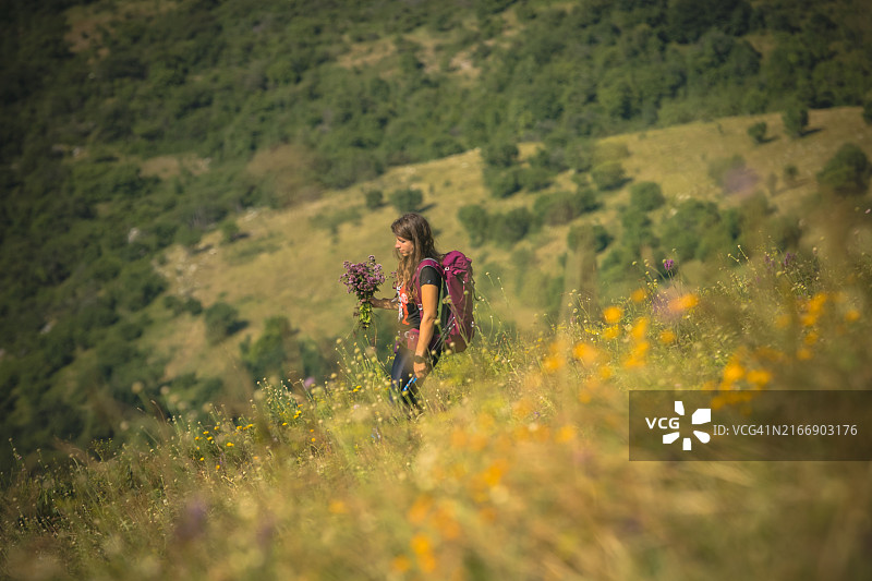 女徒步者站在塞尔维亚Centralna Srbija山区的田野上图片素材
