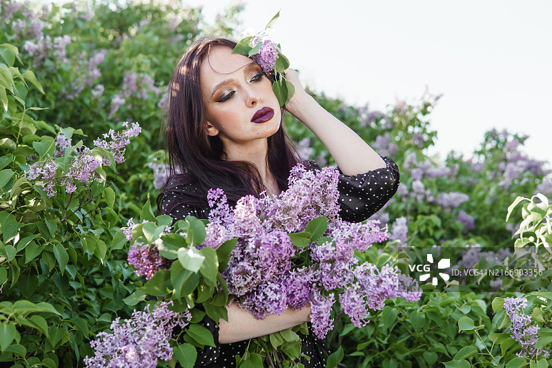 深色头发的时尚女孩，夏季丁香色调的春季写真，明亮专业图片素材