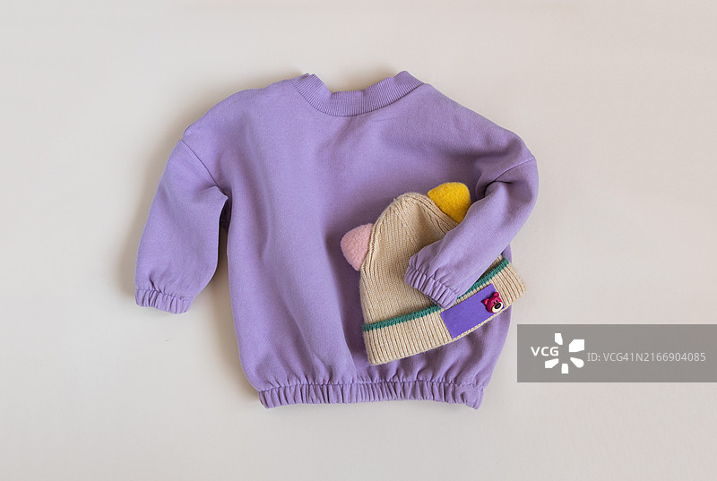 时尚儿童淡紫色卫衣和趣味帽子时尚儿童图片素材