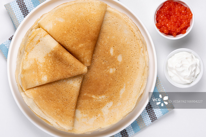 红鱼子酱酸奶油煎饼图片素材