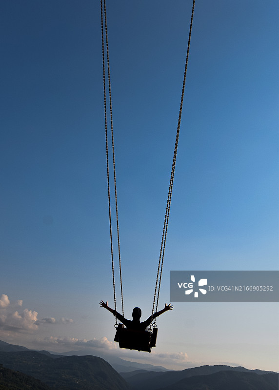 在山上荡秋千的男人剪影，土耳其图片素材