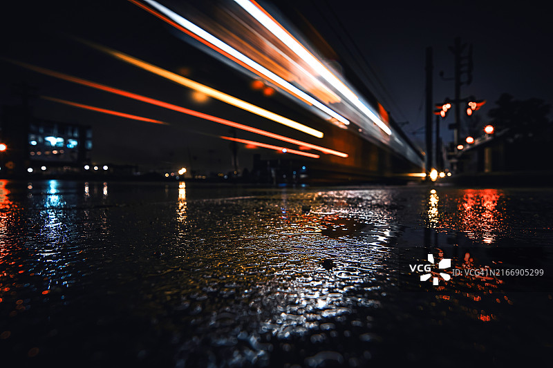夜晚美国科罗拉多州丹佛市桥下河边的潮湿混凝土图片素材