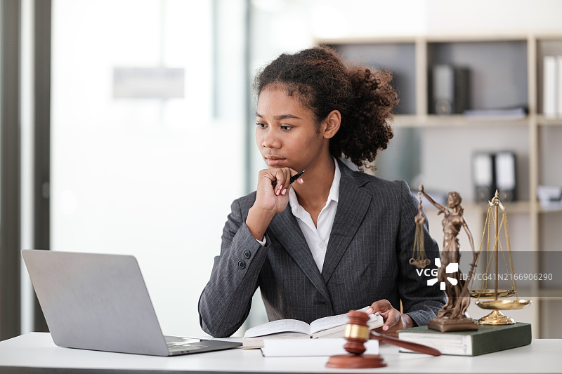 非裔美国人女律师或法官法律与正义图片素材