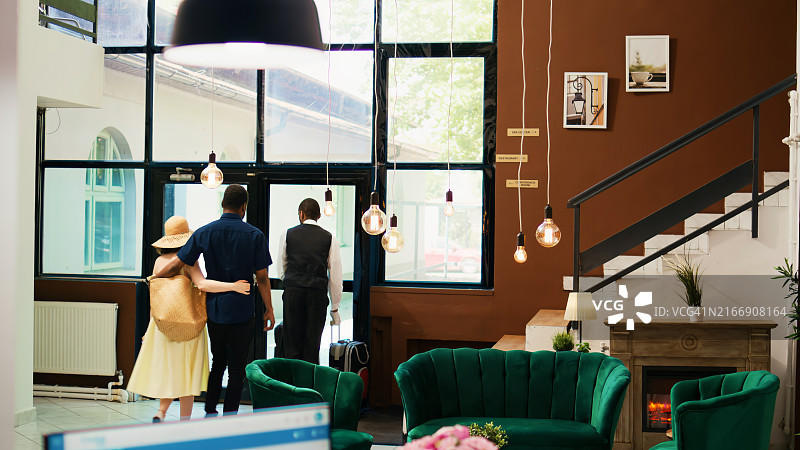 旅客离开酒店大堂图片素材