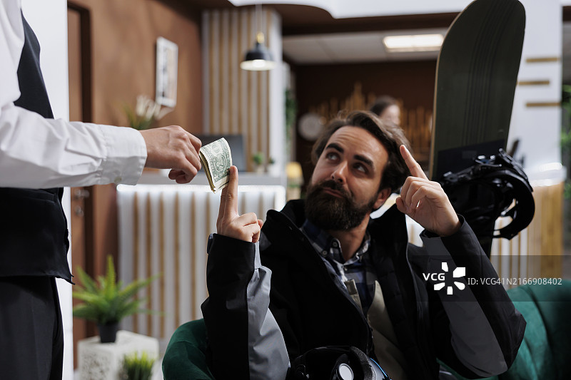 滑雪场员工收取现金小费图片素材