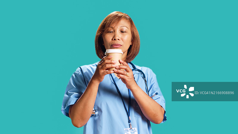 护士在工作中品尝速溶咖啡图片素材