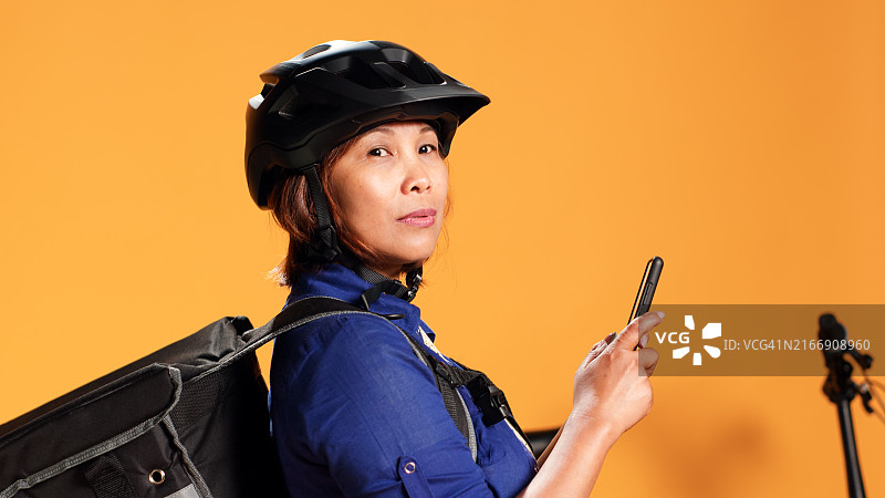 快递员发短信催促顾客图片素材