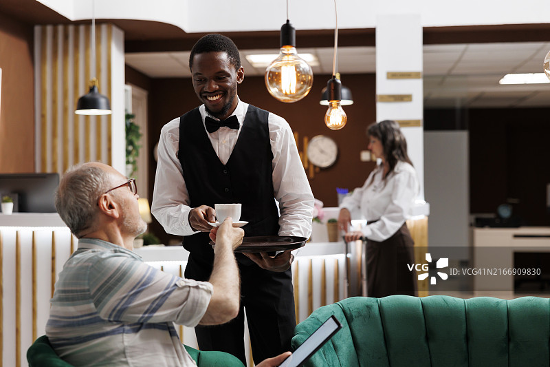 酒店服务员为年长客人提供咖啡图片素材