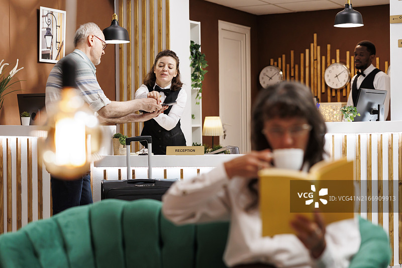 退休旅行者入住酒店图片素材
