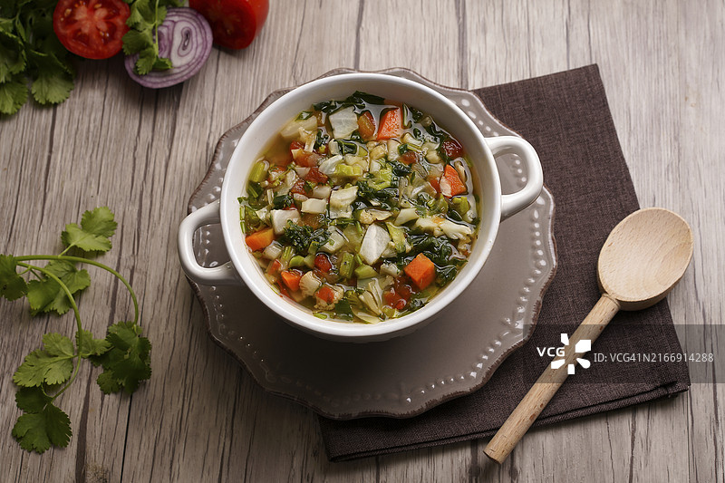 危地马拉餐桌上的碗装汤高角度景观图片素材