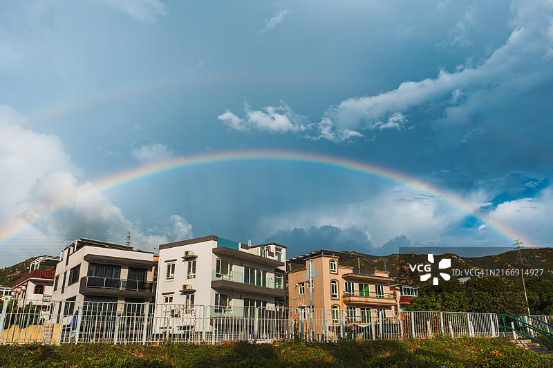 建筑上空的彩虹美景图片素材
