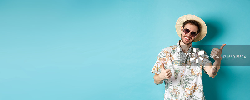 快乐的游客享受暑假，竖起大拇指，身穿夏威夷衬衫图片素材