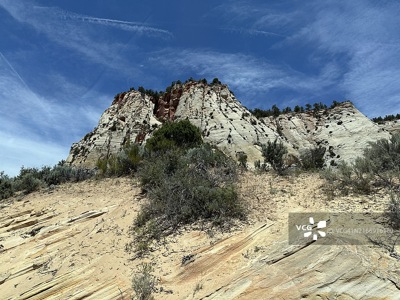 美国犹他州凯恩县锡安国家公园岩层仰视图片素材