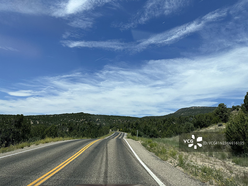 美国犹他州凯恩县的田野空旷道路景色图片素材