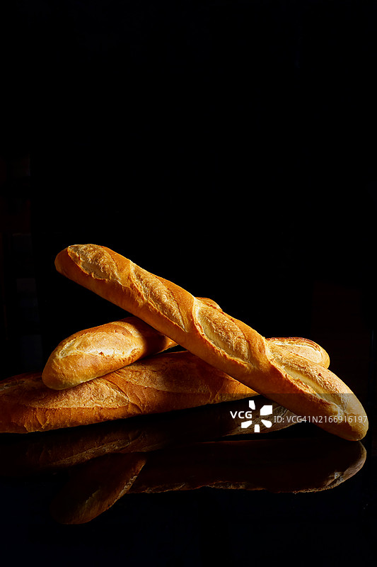 黑色背景下的面包特写，加拿大不列颠哥伦比亚省温哥华图片素材