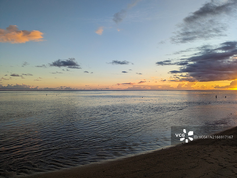 日落时大海对着天空的美景图片素材