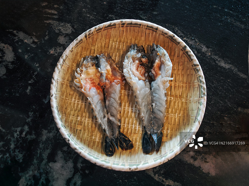 桌子上鱼缸中鱼的高角度景观图片素材