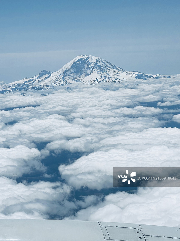 白雪皑皑的高山映衬着天空的美景图片素材