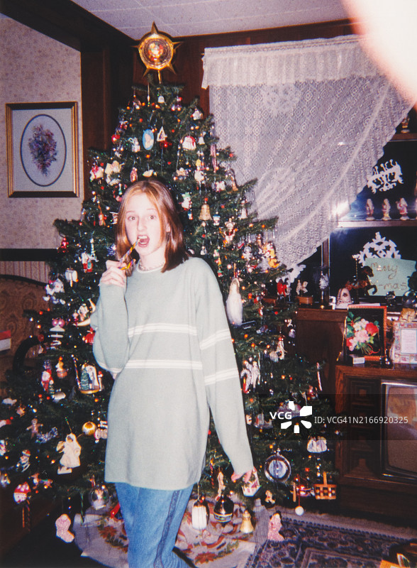 穿着Y2K服装的复古少女，Y2K时尚，90年代时尚图片素材