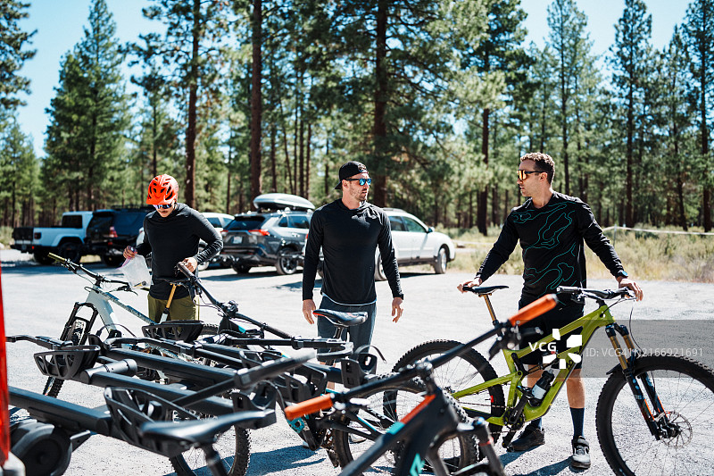 朋友们准备一起骑山地自行车图片素材